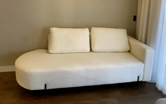 Sofá 3 lugares bouclé branco impermeabilizado