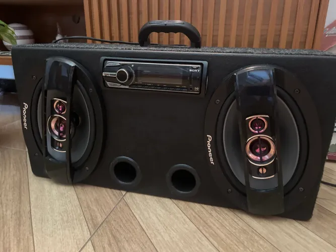 Caixa com Sony e dois Pioneer