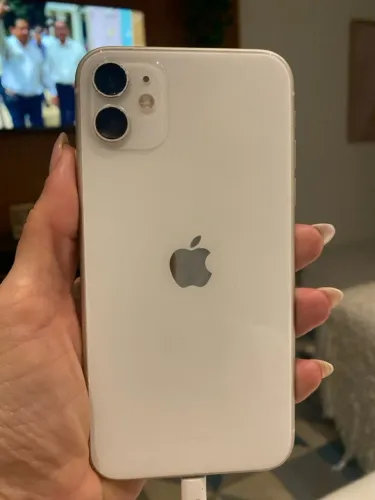 iPhone 11, 64gb, cor branca com película, pequena trinca na tela.