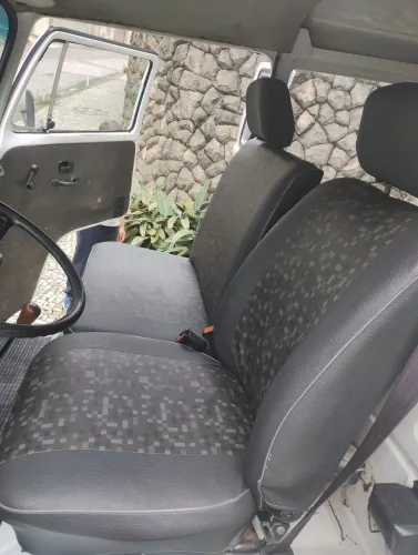 Jogo de bancos e tapetes da Kombi Clipper.