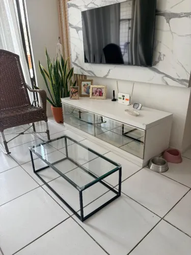 Mesa de Centro Retangular com Tampo de Vidro Base em Metalon Preto