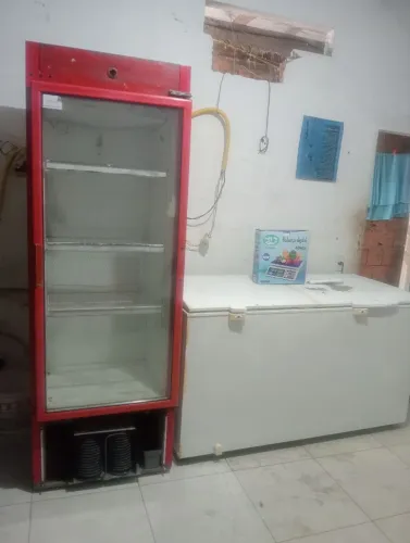Vendo freezer horizontal, expositor vertical e um balança digital.