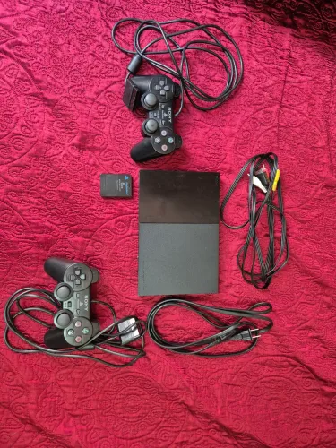 PLAYSTATION 2 + 2 CONTROLES + CARTÃO DE MEMÓRIA + JOGOS
