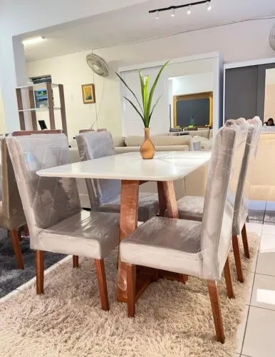 Mesa Premium em Madeira Maciça + Vidro Laqueado + Cadeiras Estofadas