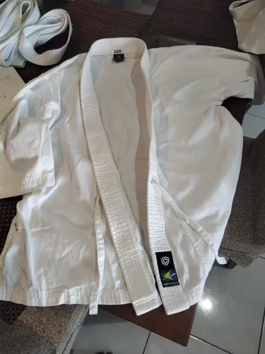 Kimono Karatê infantil branco acompanha faixa branca