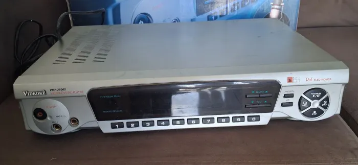 Vendo vídeoke ,valor 600 reais,aco.panha mais 1 cartucho com 300 músicas.