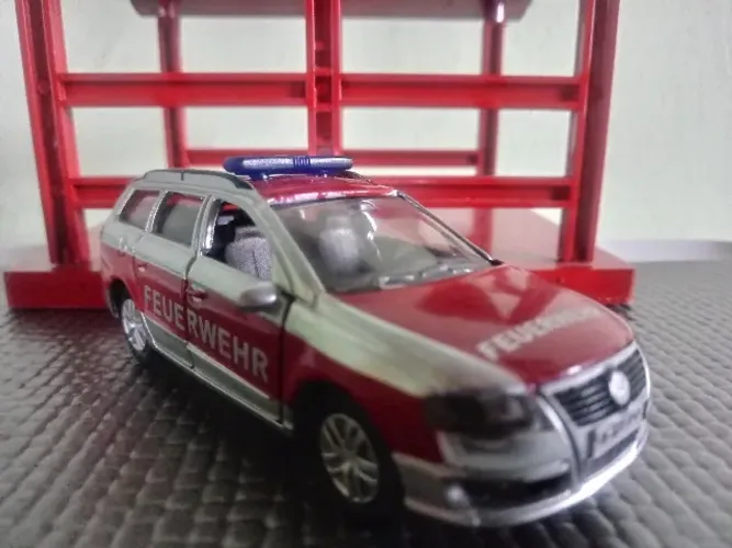 Miniatura Volkswagen Passat Variant von Feuerwehr Germany (Corpo de Bombeiros) 1/55 SIKU.