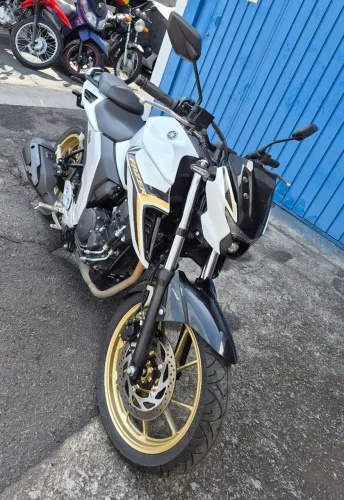 Fazer 2025 branco pérola com 9.350km, zerada.