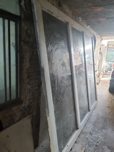 Vendo Portão de alumínio e vidro