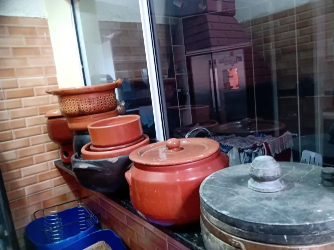 Jogo de panelas de Barro mais uma panela de pressão pedra sabão