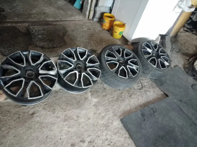 Rodas 17 com pneu 4 furos