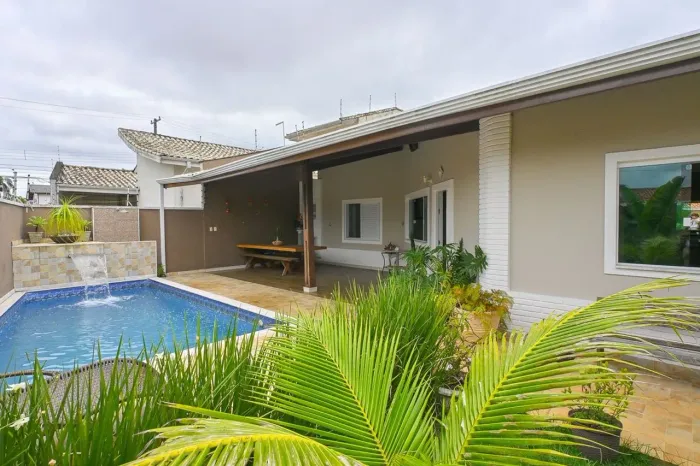Casa à Venda em Balneário Sambura, Peruíbe - SP