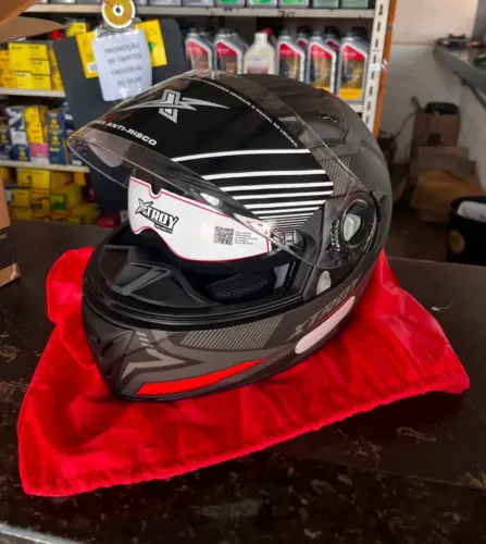 Capacete Xtroy com Óculos Interno e Narigueira; TAM 58