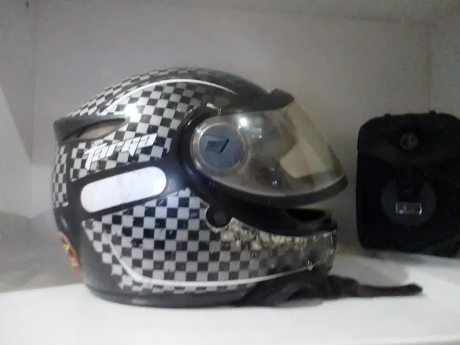 Capacete Preto e Branco