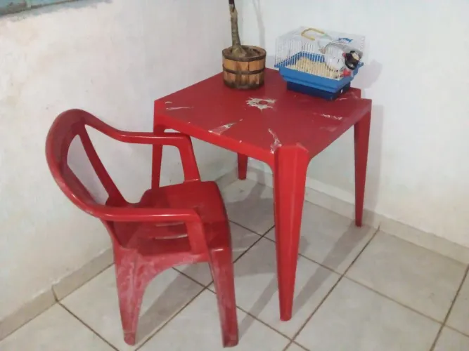 VENDO UMA MESA E UMA CADEIRA DE PLÁSTICO