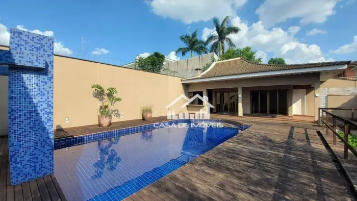 Vende ou aluga casa ampla com piscina, churrasqueira e 4 suítes e várias salas, no Jardim