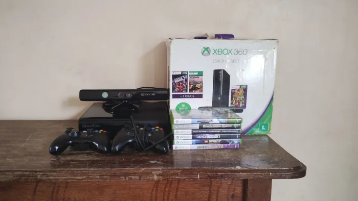 Xbox 360 Original Super Slim Com Kinect, 2 Controles e 6 Jogos