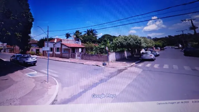 IMÓVEL DE FRENTE PARA A PRAÇA CENTRAL DE PLANURA MG