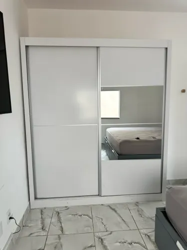 Vendo Guarda Roupas Europa Londres Branco
