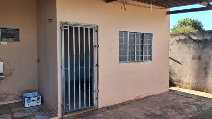 Kitnet Vila Popular, sendo 1 peça grande. Com pia, banheiro, lavanderia e garagem