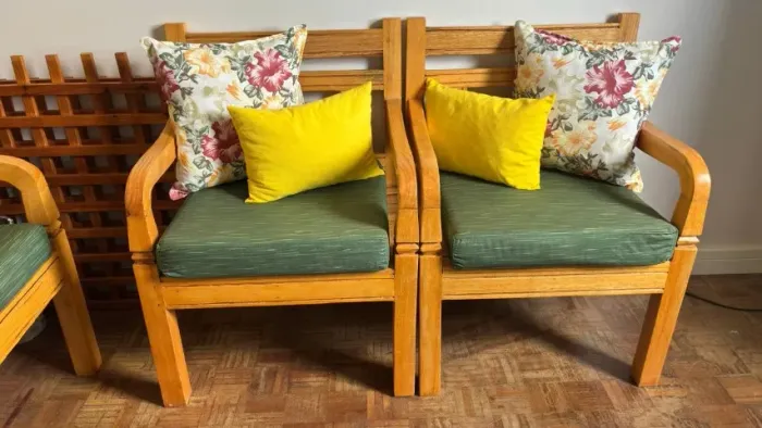 Copmjunto sofá e poltronas de madeira