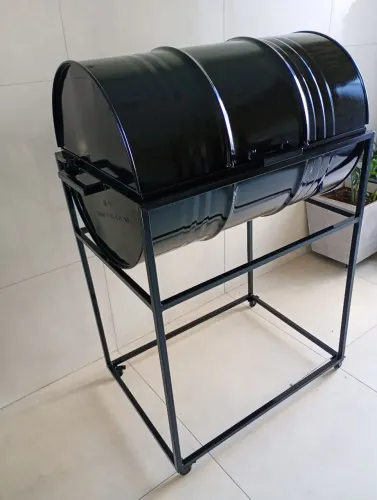 Churrasqueira a bafo assa até 25 kg de carne com 4 rodinhas para fácil manuseio 