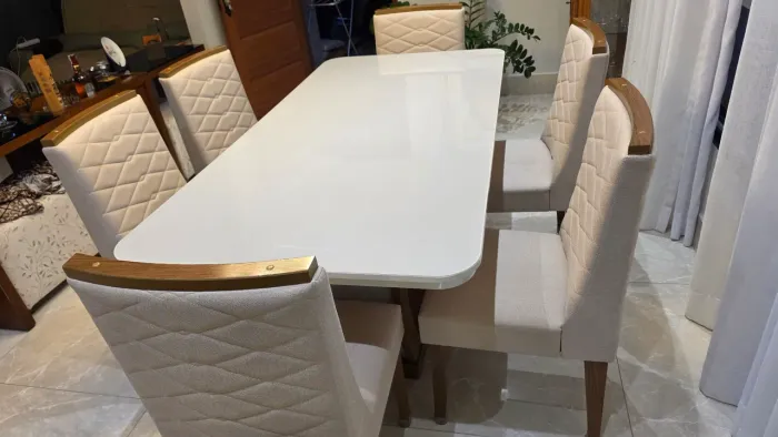 Mesa de Mogno com tampo de vidro e 06 cadeiras acolchoadas