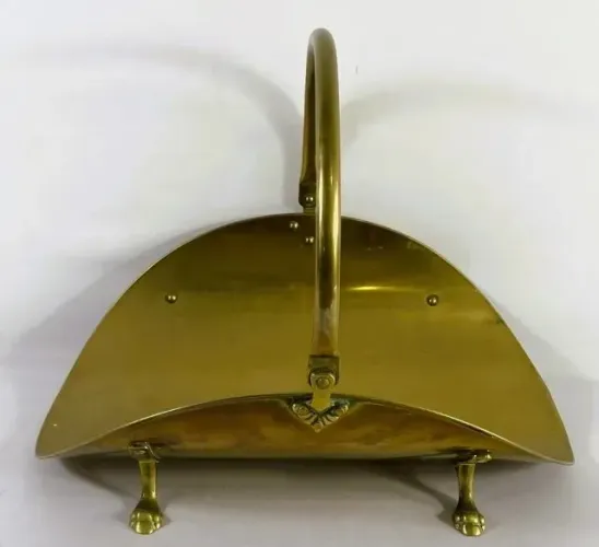 Antigo belíssimo porta lenha latão dourado com alça e pés patas de leão em bronze