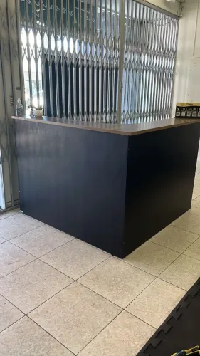 Balcão de Recepção em L - Moderno e Conservado (Preto/Madeira)