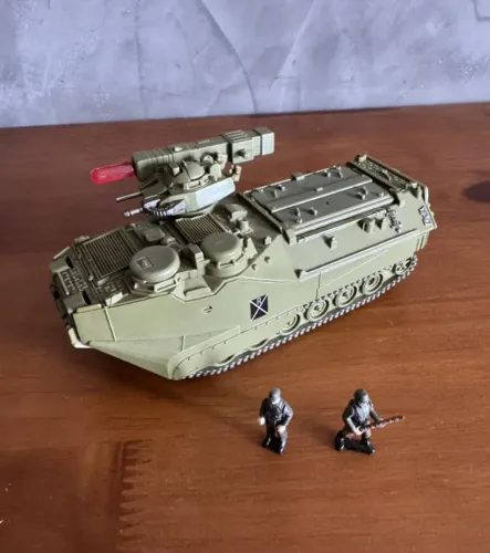 Miniatura Veículo de Assalto Anfíbio (AAV-7A1) com Soldados