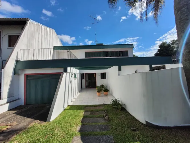 Ampla Casa de Dois Pisos com Piscina e Dois Terrenos Escriturados à Venda