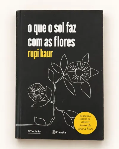 LIVRO: O QUE O SOL FAZ COM AS FLORES - RUPI KAUR