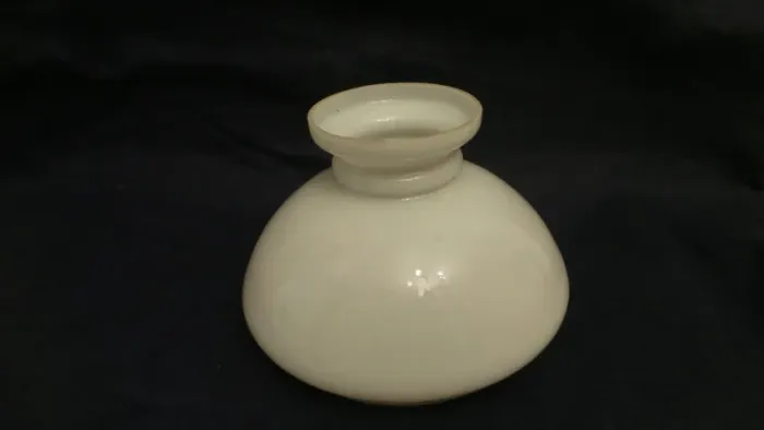 CÚPULA MANGA DE VIDRO LEITOSO ABAJUR LUSTRE COM COLARINHO ANOS 60