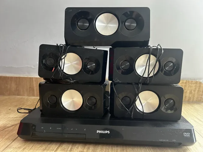 Home Theater Philips HTS5553 5.1 - 800W RMS - Som Potente