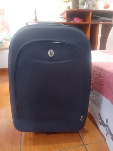 Mala de viagem grande praticamente nova 