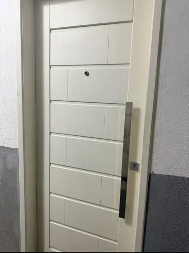 Porta completa de madeira com fechadura e puxador