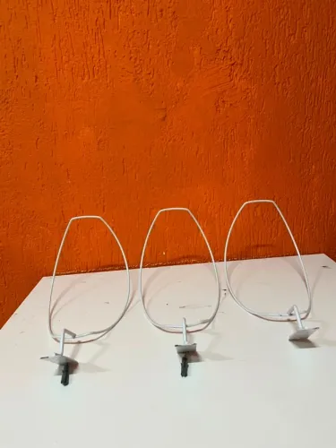 Suporte de parede para bonés e chapéus