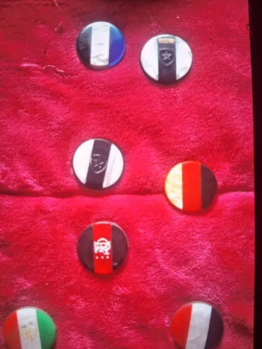 Vendo botões antigos de galalite da década de 80 valor de 80 a 130 zap * 