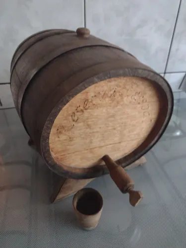 Barril de Carvalho e copo para dose