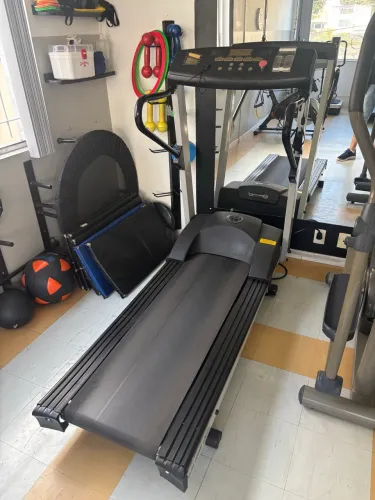Esteira elétrica para academias fabricante Moviment LX160 usada