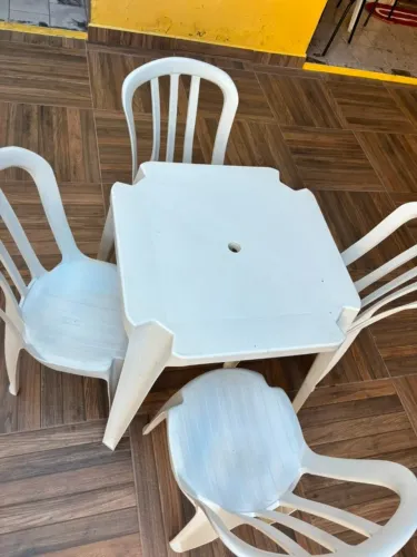 Mesa de Plástico Branca com 4 Cadeiras