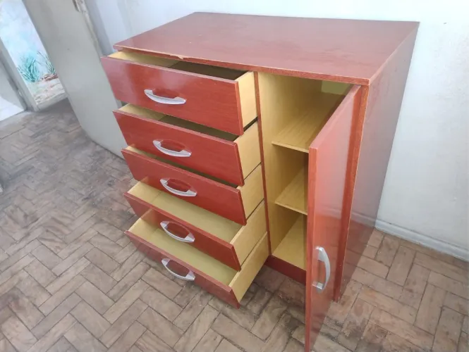 Cômoda com 5 gavetas e armário lateral