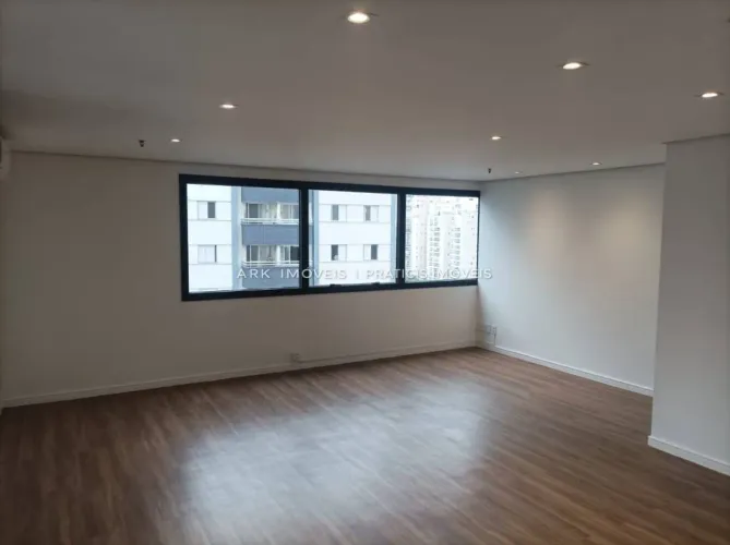 Sala Comercial a Passos do Metrô Vila Mariana, 39 m² com Vaga.
