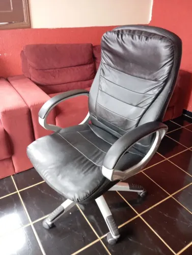 CADEIRA EXECUTIVA RECLINÁVEL - SEMINOVA
