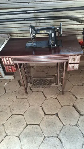 Máquina de costura antiga com mesa