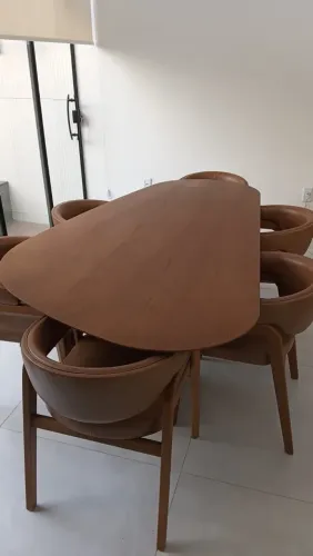 Conjunto de mesa e cadeiras de couro