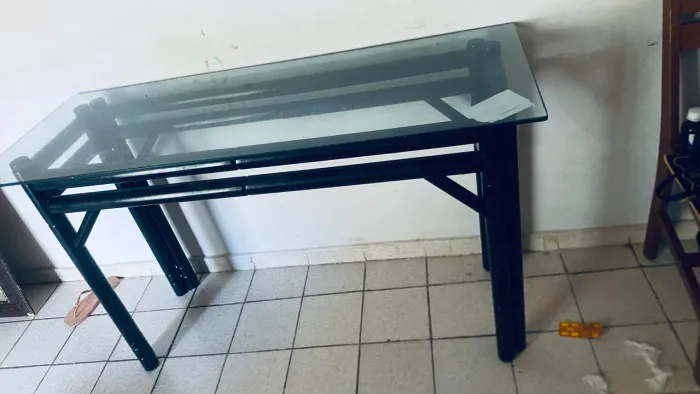 Uma mesa de vidro pra escritório ou sala