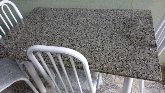 Mesa de mármore com 4 cadeiras nova