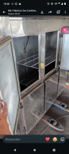 Vendo uma geladeira distribuidora por 10.000 duas 2 as duas