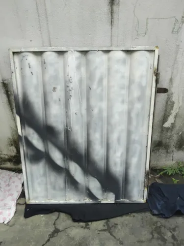 Portão de aço galvanizado, 99cm x 81cm.
